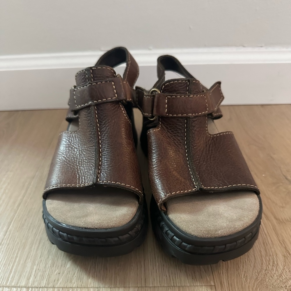 Mia sandals